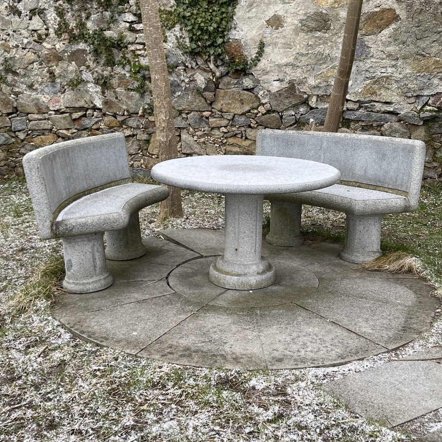 Granit - Sitzgarnitur im äußeren Südzwinger des Schlossparks